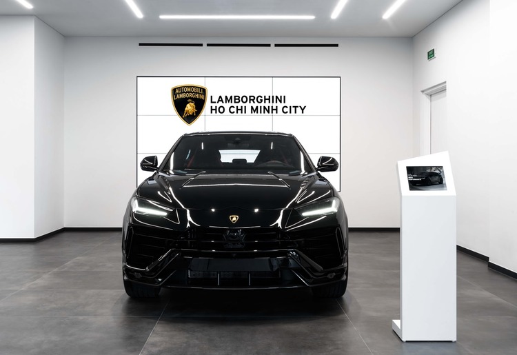 showroom Lamborghini HCMC Hilton 18.jpg