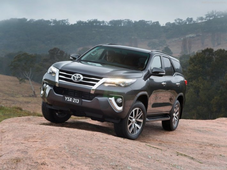 Toyota Fortuner 2016: lộ thêm 6 màu, đèn pha LED, cốp mở điện