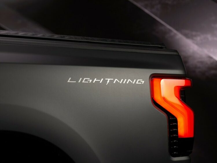 Ford F-150 Lightning Platinum Black xuất hiện đầy ấn tượng và chỉ sản xuất giới hạn 2000 chiếc