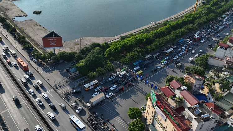 Người dân đổ về quê nghỉ lễ, cửa ngõ TP.HCM, Hà Nội ùn tắc kéo dài