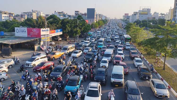 Người dân đổ về quê nghỉ lễ, cửa ngõ TP.HCM, Hà Nội ùn tắc kéo dài