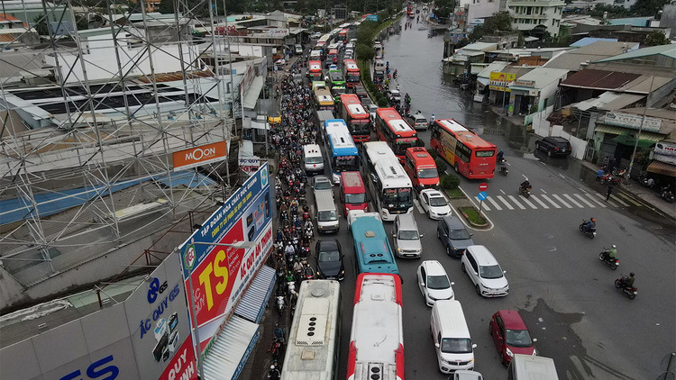 Người dân đổ về quê nghỉ lễ, cửa ngõ TP.HCM, Hà Nội ùn tắc kéo dài