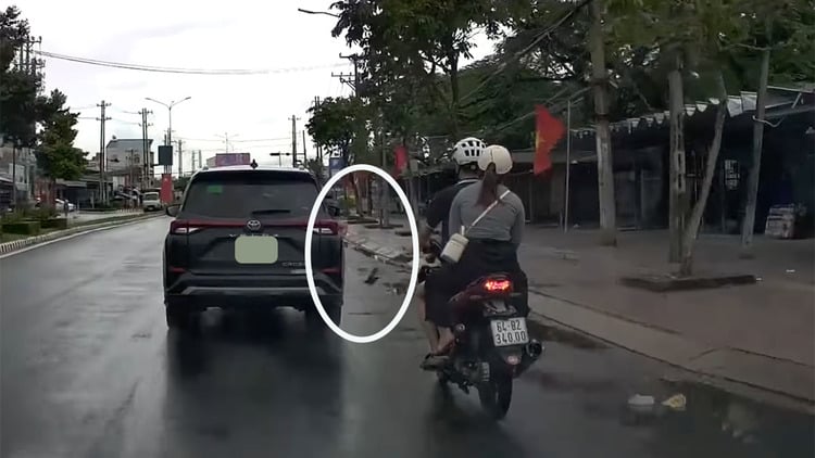 Vứt rác trong xe ra ngoài đường: Hành động xấu xí của những người ngồi ô tô