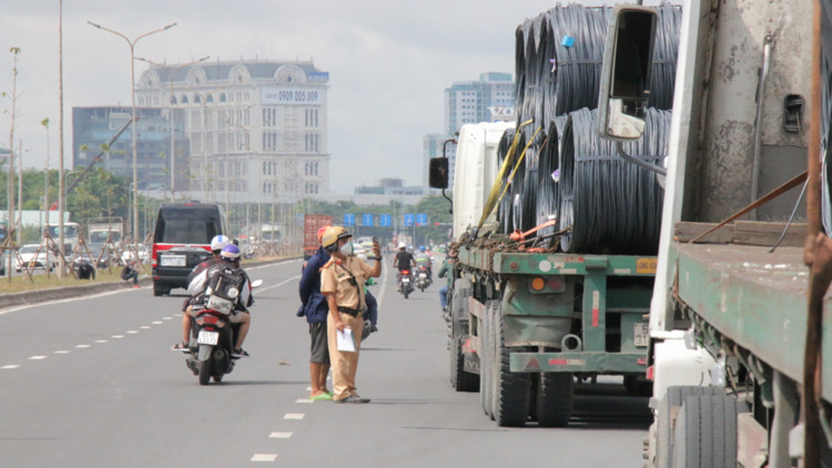 Dự thảo quy định để ngăn xe chở cuộn thép chằng buộc ẩu gây tai nạn