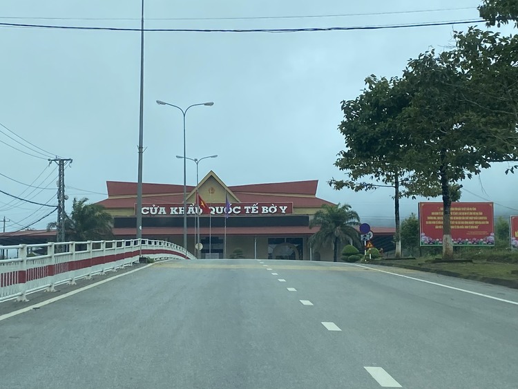 Đi ngang qua Tây Nguyên Đi ngang qua Tây Nguyên