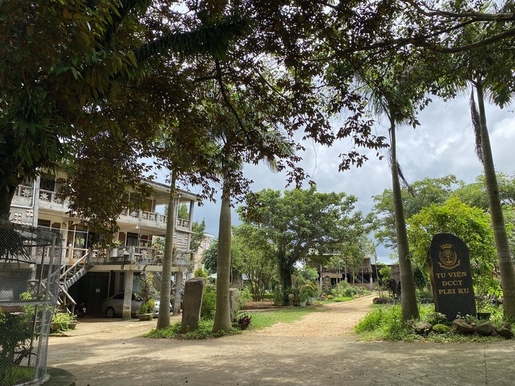 Đi ngang qua Tây Nguyên Đi ngang qua Tây Nguyên