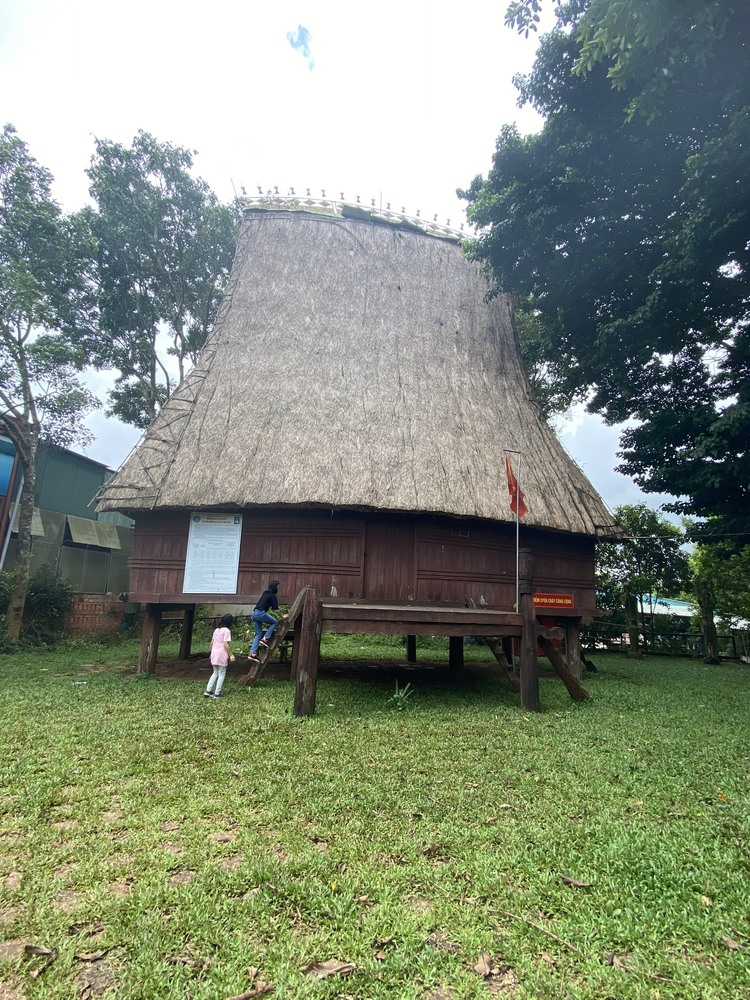 Đi ngang qua Tây Nguyên Đi ngang qua Tây Nguyên