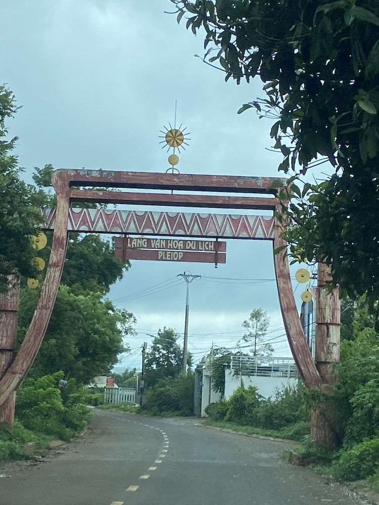 Đi ngang qua Tây Nguyên Đi ngang qua Tây Nguyên
