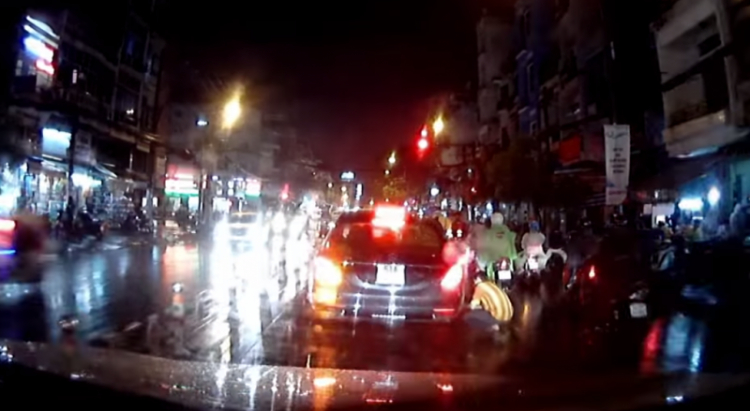 [Camera hành trình] Trộm nắp chụp đầu van lốp xe Mercedes trong 1 giây