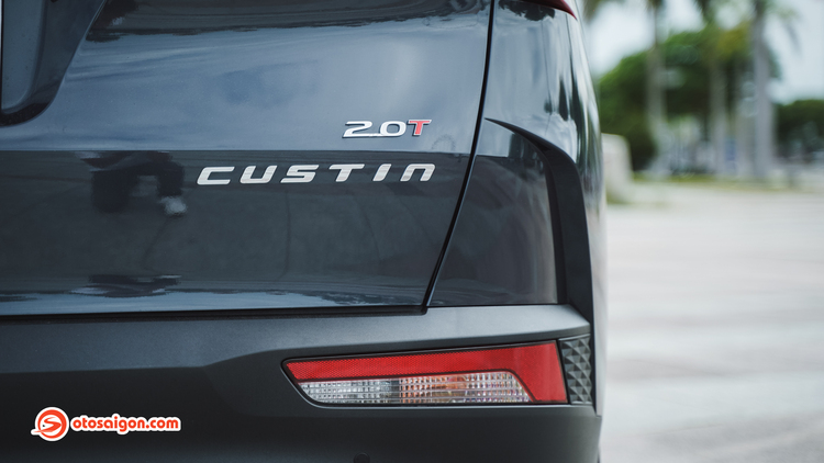 Soi chi tiết Hyundai Custin 2.0T-GDi Cao cấp: thiết kế hiện đại, nội thất đầy ắp công nghệ và giá bán hấp dẫn