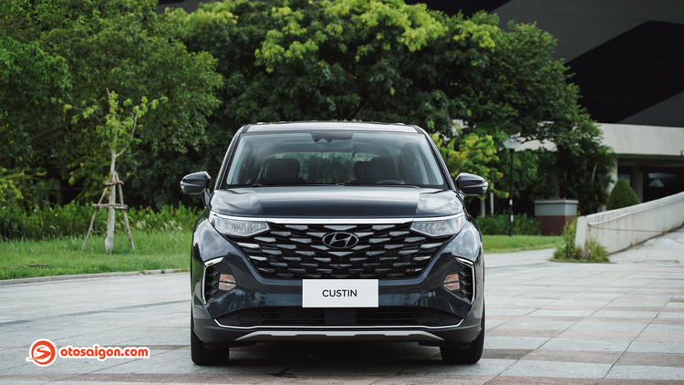 Soi chi tiết Hyundai Custin 2.0T-GDi Cao cấp: thiết kế hiện đại, nội thất đầy ắp công nghệ và giá bán hấp dẫn