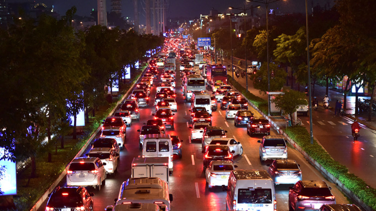 Chính phủ đốc thúc các đô thị lớn hạn chế xe cá nhân, phân luồng giao thông