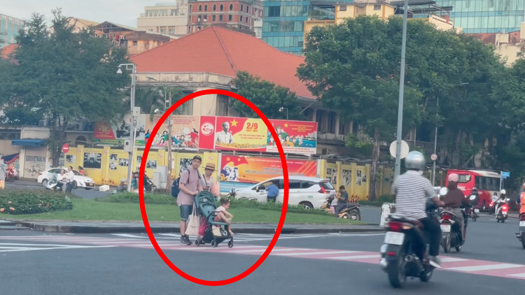 Lái xe Việt Nam gần như không có khái niệm nhường đường cho người đi bộ
