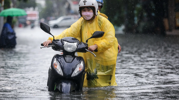 TP.HCM có mưa lớn giữa trưa: Người dân lũ lượt dắt xe khốn khổ dưới "biển nước"