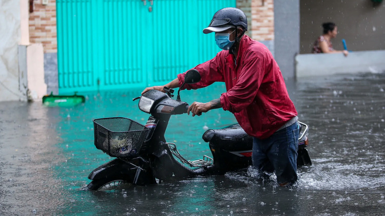 TP.HCM có mưa lớn giữa trưa: Người dân lũ lượt dắt xe khốn khổ dưới "biển nước"