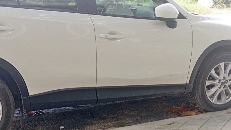 Khắc phục tình trạng bùn bám trên cửa xe Mazda CX5