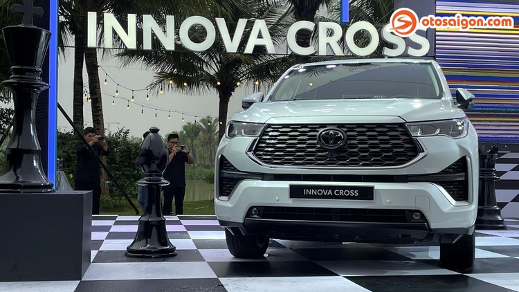 Toyota Innova Cross 2024 chốt giá từ 810-990 triệu đồng tại Việt Nam