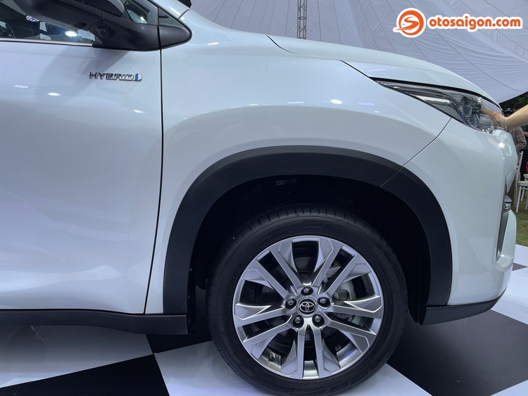 Toyota-Innova-Cross-Hybrid-2024-4.jpg