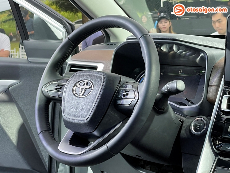 Toyota-Innova-Cross-Hybrid-2024-10.jpg