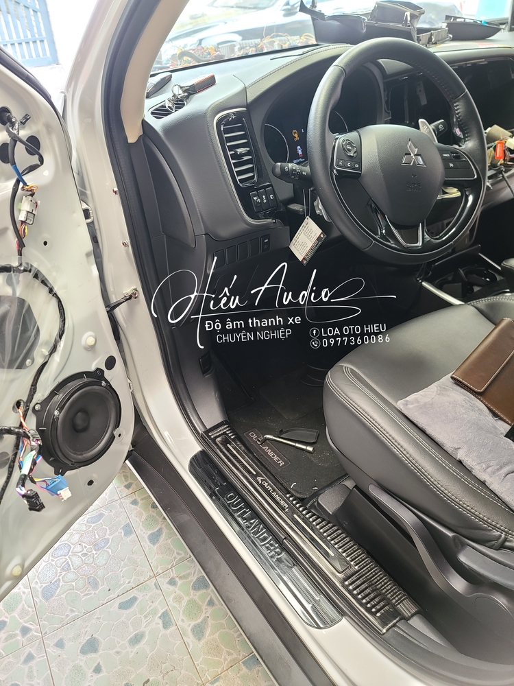 Mitsubishi Outlander nâng cấp âm thanh Harman Kadon Logic 7 ngon trong tầm giá.