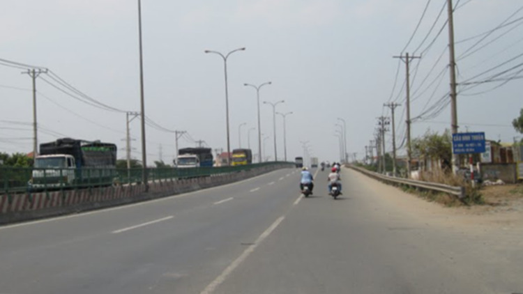 Cấm ô tô đi dưới dạ cầu Bình Thuận, QL1