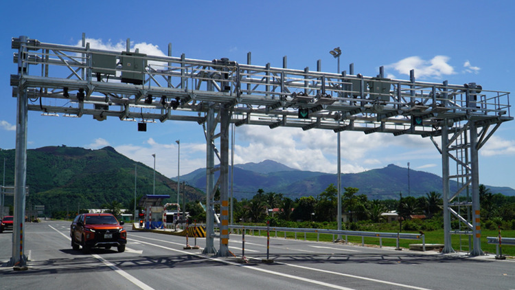 Cao tốc Nha Trang - Cam Lâm là cao tốc đầu tiên thực hiện thu phí không dừng, không thanh chắn barie