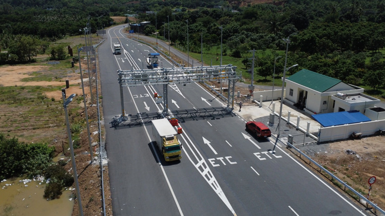 Cao tốc Nha Trang - Cam Lâm là cao tốc đầu tiên thực hiện thu phí không dừng, không thanh chắn barie