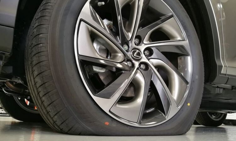 Lexus-TPMS-flat-tyre.jpg