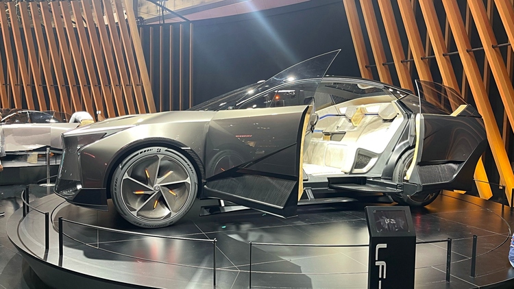 Xem thực tế Concept Lexus LF-ZL, hé lộ tương lai dẫn đầu mảng xe sang chạy điện