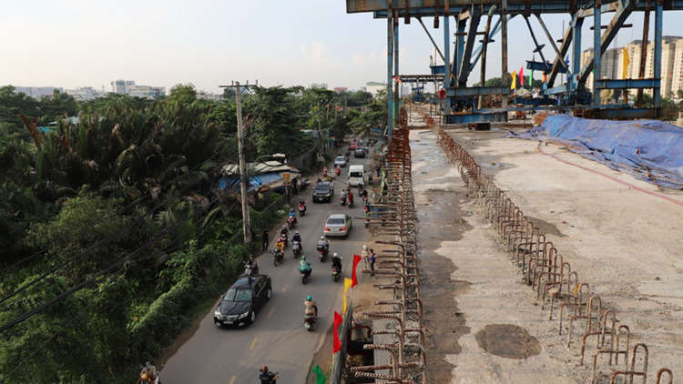 Hợp long cầu Nam Lý ở cửa ngõ TP HCM sau 4 năm "đắp chiếu"