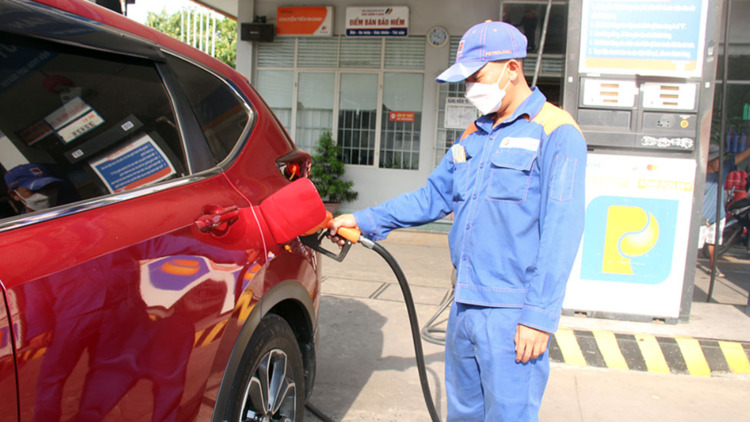 Giá xăng tiếp tục tăng lên sát 24.000 đồng/lít, giá dầu giảm