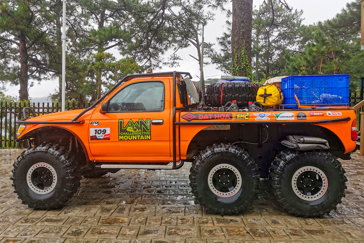 Camping trong rừng cùng Tacoma 6x6 offroad