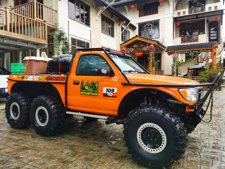 Camping trong rừng cùng Tacoma 6x6 offroad