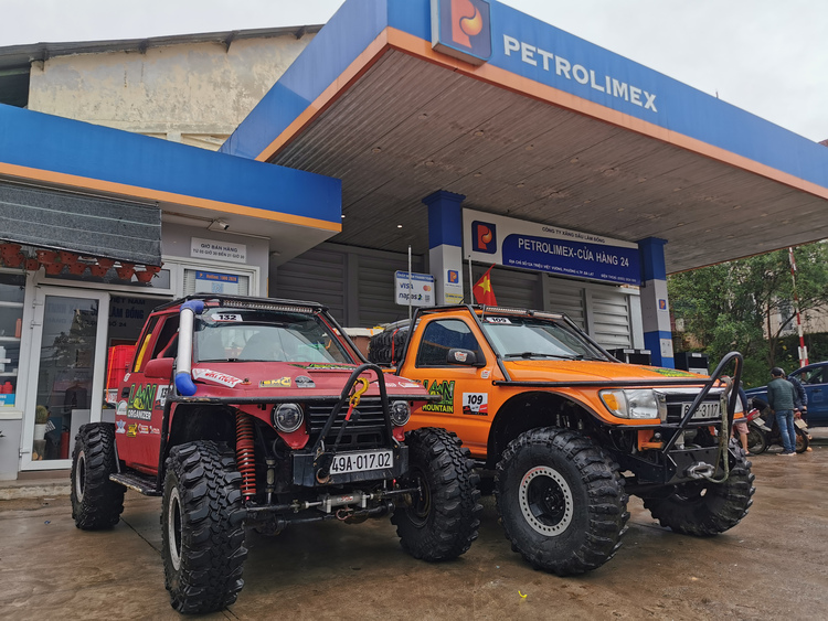 Camping trong rừng cùng Tacoma 6x6 offroad