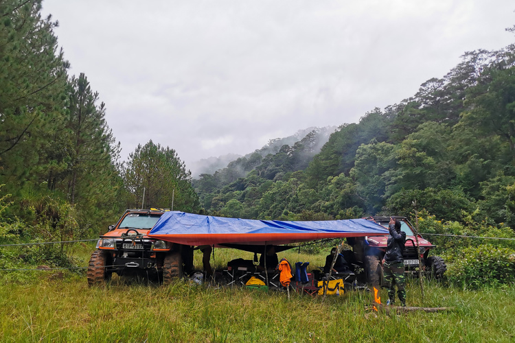Camping trong rừng cùng Tacoma 6x6 offroad