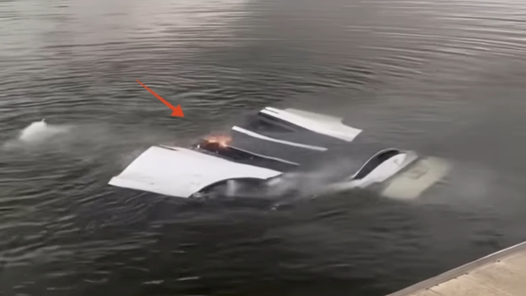 Tesla Model X rơi xuống hồ vẫn tiếp tục cháy dưới nước