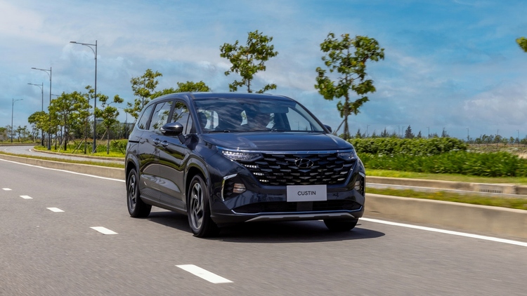 Hyundai Custin bán được 324 xe sau tháng đầu ra mắt