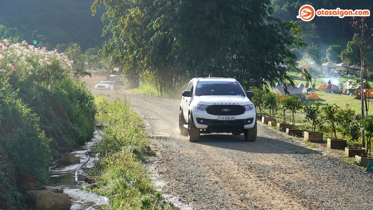 Người dùng đánh giá lốp KUMHO Road Venture AT52 – êm, ôm cua tốt, rất phù hợp với địa hình Việt Nam