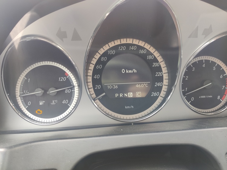 Đèn báo nhiệt độ trên bảng táp lô Mercedes C300