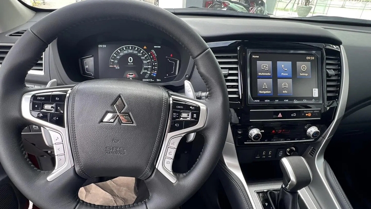 Mitsubishi Pajero Sport Black Edition về đại lý, bổ sung trang bị, giá không đổi