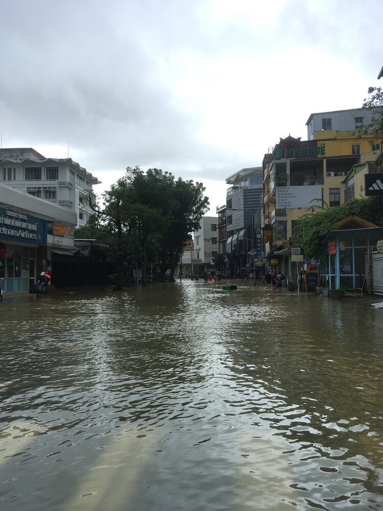 Hàng loạt ôtô ở Huế bị nước lũ nhấn chìm nằm chờ cứu hộ