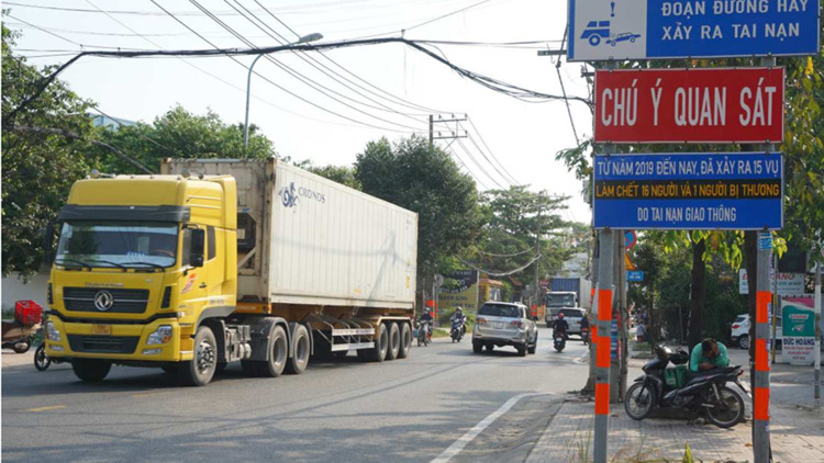 Ám ảnh 2 km đường "tử thần" ở Thủ Đức, chờ 8 năm chưa được mở rộng Ám ảnh 2 km đường "tử thần" ở Thủ Đức, chờ 8 năm chưa được mở rộng