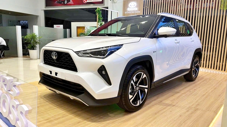 Toyota Yaris Cross dai ly 1.jpg