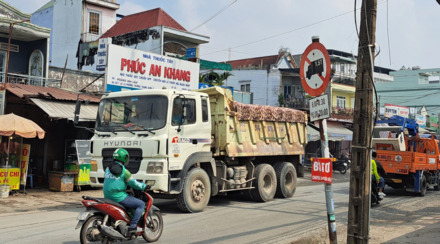 xe quá tải.png