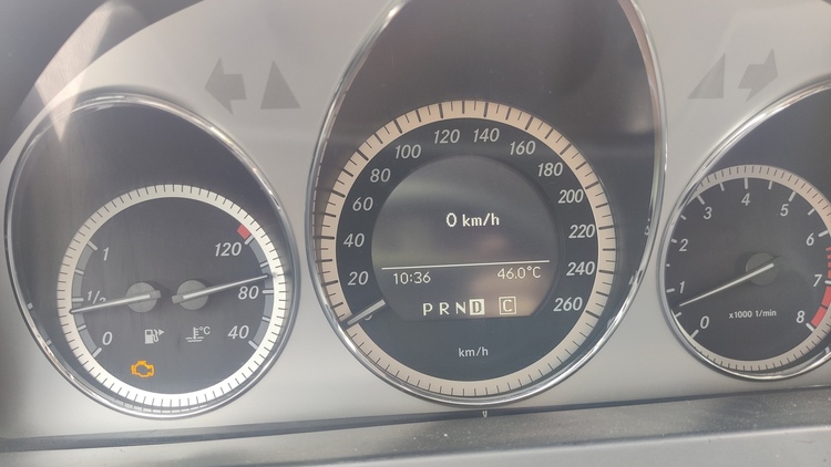 Đèn báo nhiệt độ trên bảng táp lô Mercedes C300