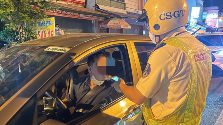 Luật giao thông nghiêm, dịch vụ lái hộ đưa người say về nhà ở Trung Quốc hốt bạc