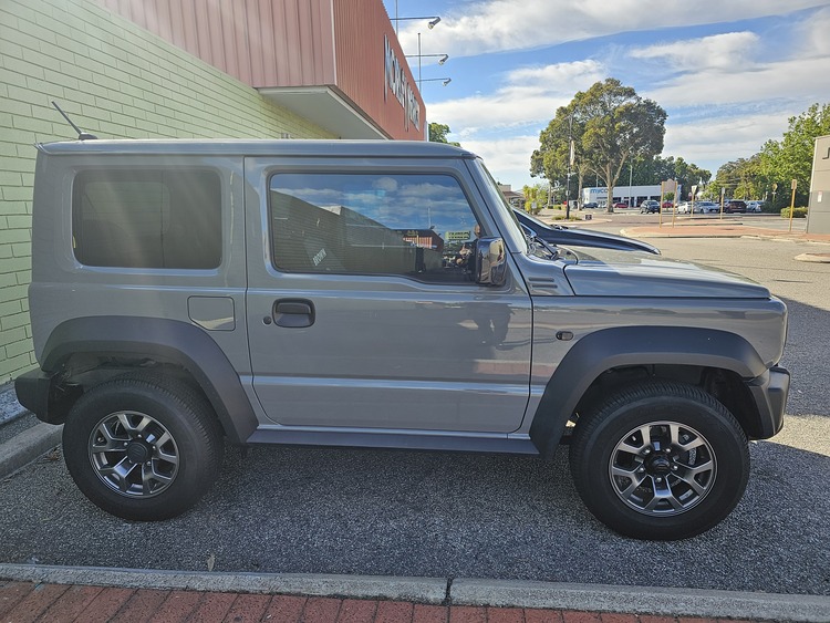 Suzuki Jimny về đại lý, dự kiến mở bán vào năm sau, giá vẫn chưa công bố