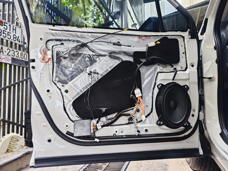 Subaru Forester nâng cấp hệ thống âm thanh Focal Inside kèm Sub điện gầm ghế Rainbow