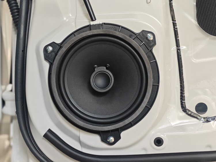 Subaru Forester nâng cấp hệ thống âm thanh Focal Inside kèm Sub điện gầm ghế Rainbow