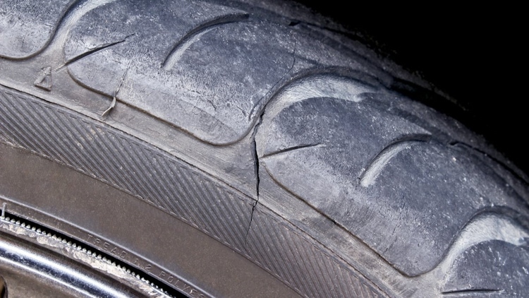 Không dùng vá lốp khẩn cấp với trường hợp rách hông lốp
